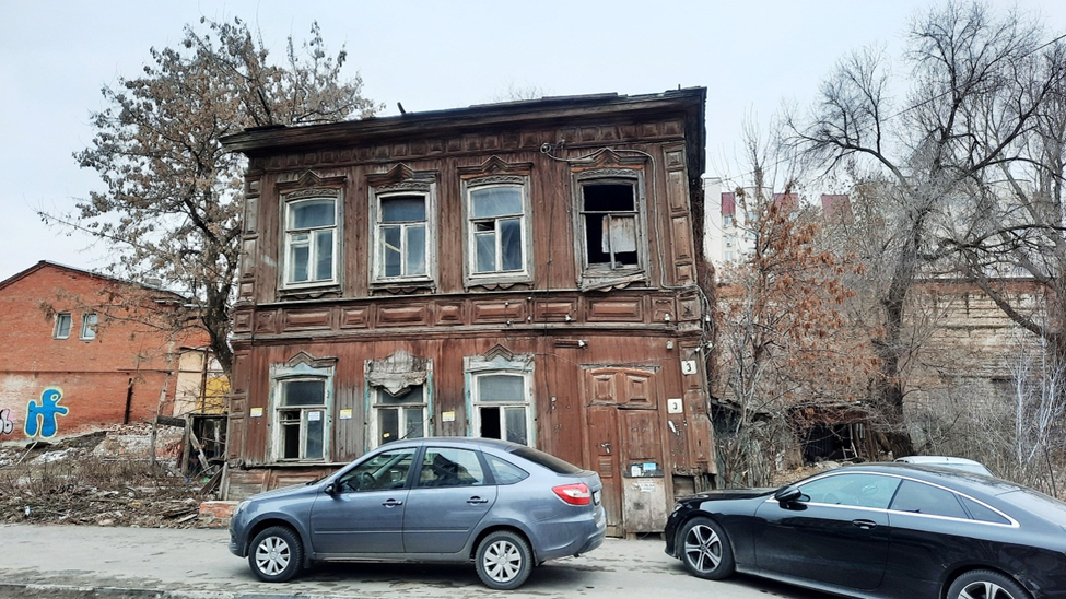 Дом Петрикова, второй  дом по ул. Татарской,3  от угла с ул. Радищева .
Дом выселен и разрушен, ждёт сноса.
