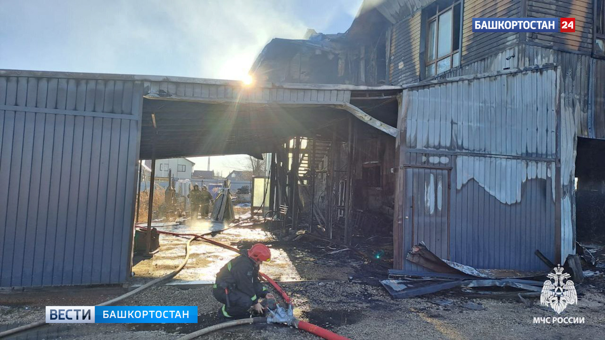    В Башкирии многодетный отец получил ожоги, спасая ребенка с женой из горящего дома