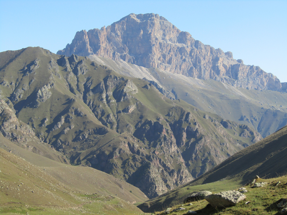 первые 100 метров подъёма над палаткой - внизу ущелье Чайнашки , сверху - вершина скалистого хребта Соухаузская.  