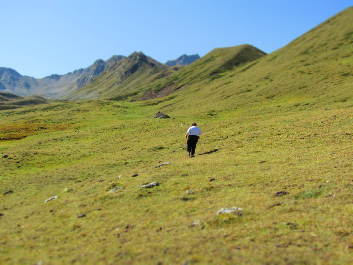 здесь перевал в левом-верхнем углу , через гребень справа несколько выше приходит старая дорога геологов
