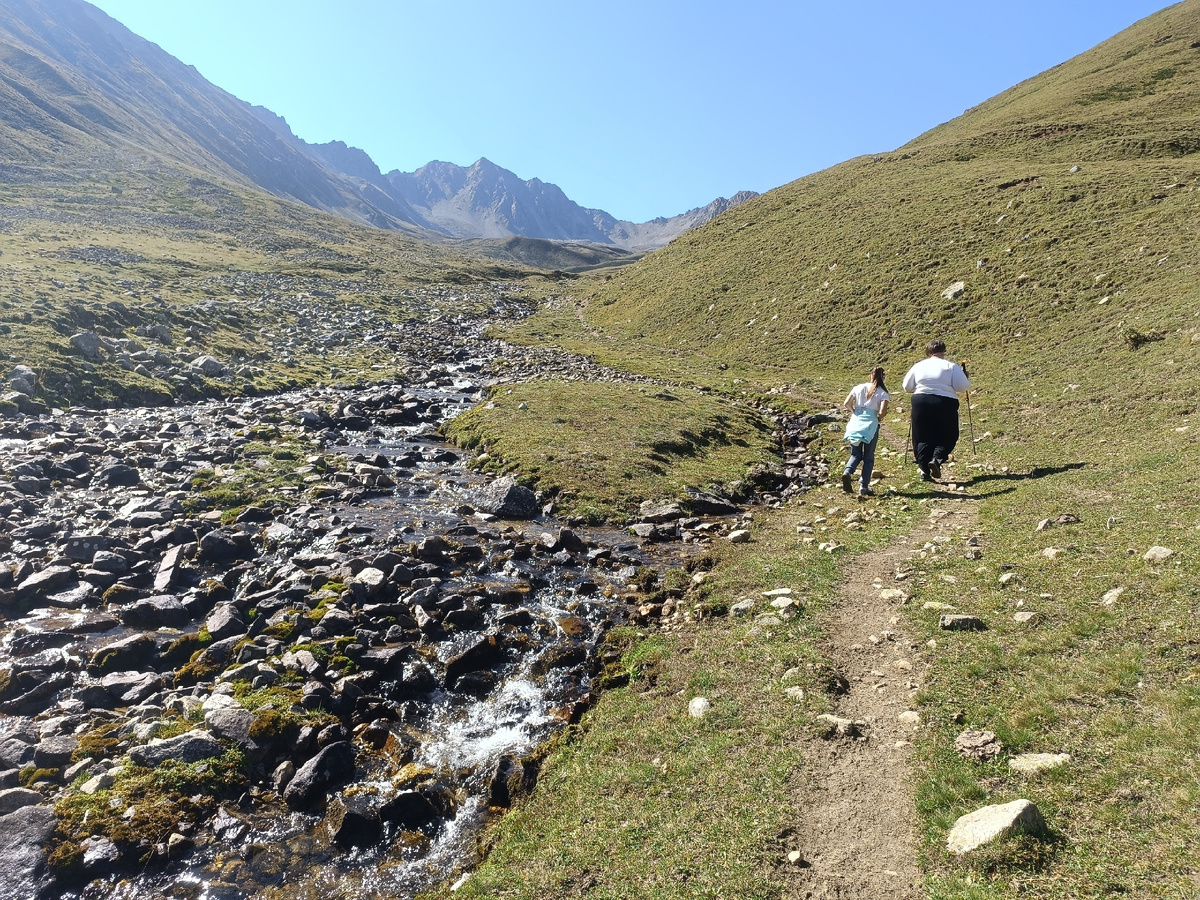 тут тоже перевал виден вдалеке , наш путь заключался в том, чтобы просто дойти до него )) 