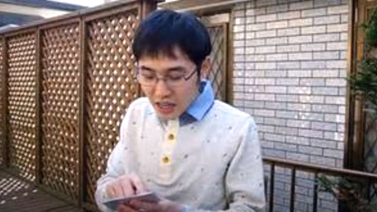 Стоп-кадр из видео о Наоки Хигасида https://www.youtube.com/watch?v=-YyhmFQbprk