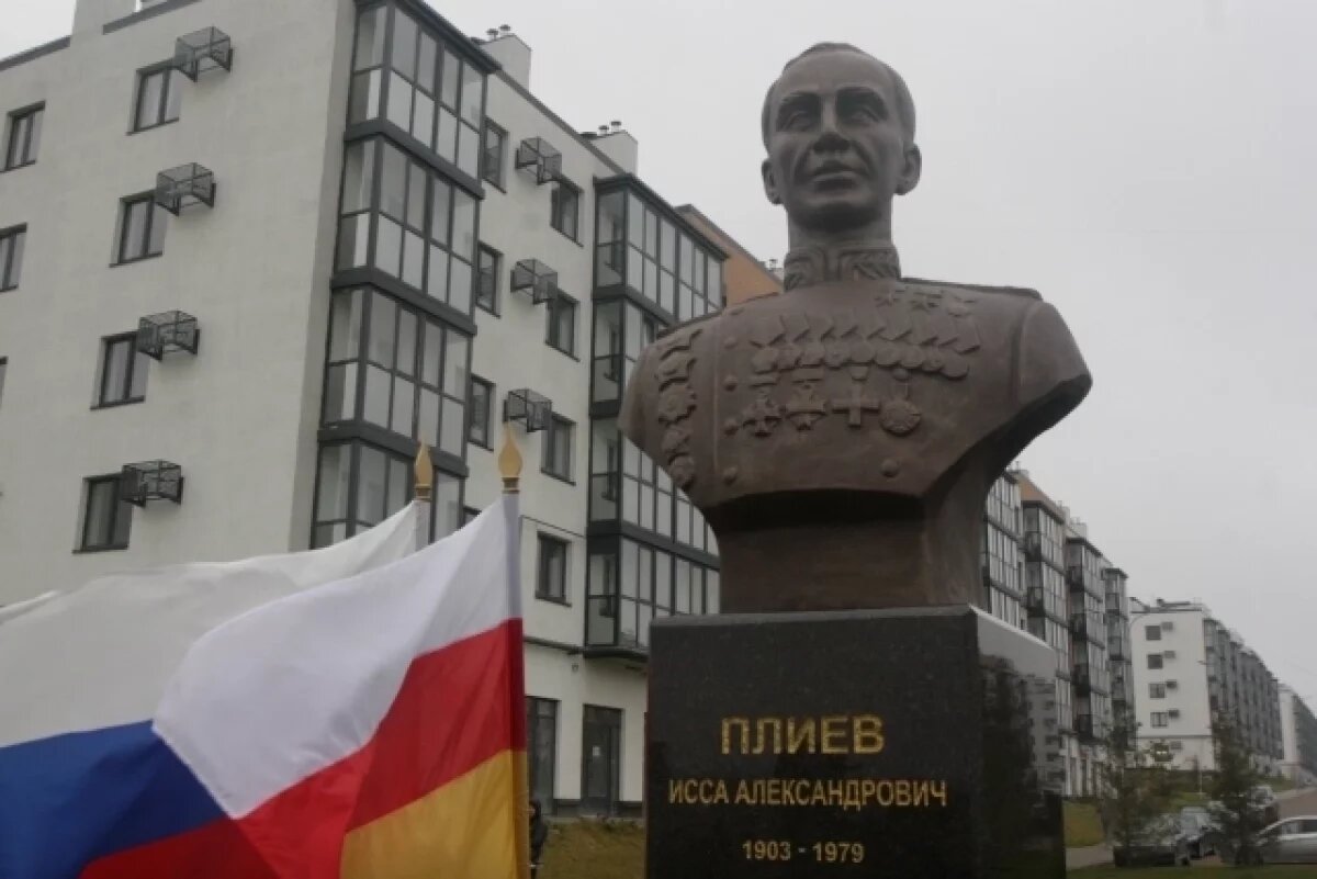   В Волгограде установили бюст дважды Героя СССР Иссы Плиева