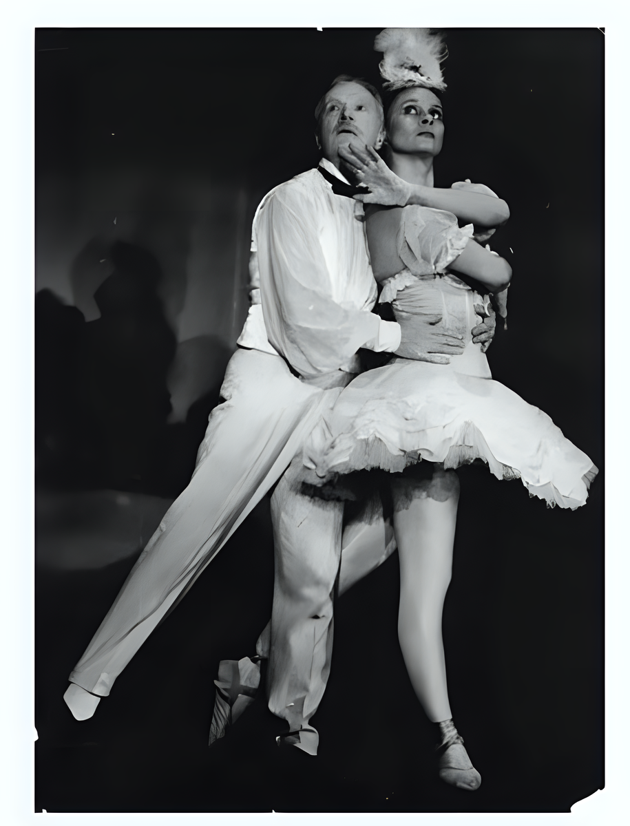 Наталья Степановна (Любовь Полищук), Иван Васильевич Ломов (Альберт Филозов)