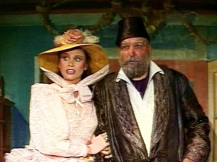 Наталья Степановна (Любовь Полищук), папа Степан Степанович (Алексей Петренко)