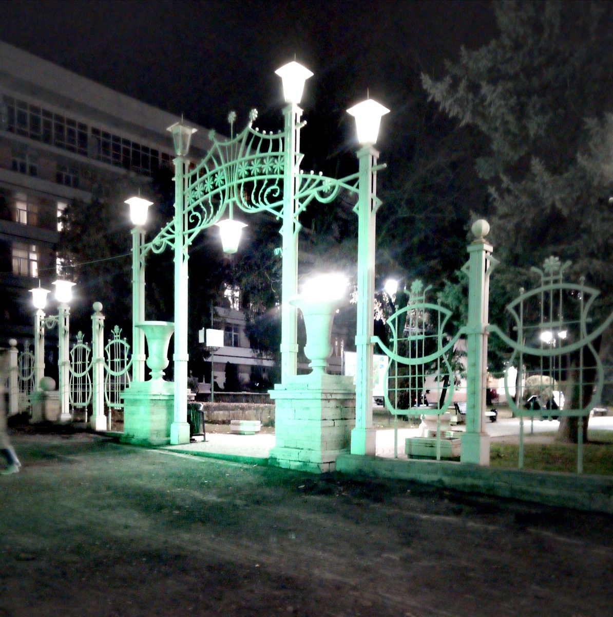 Перед Центральным входом в парк старую плитку сняли, а новую ещё не положили. 