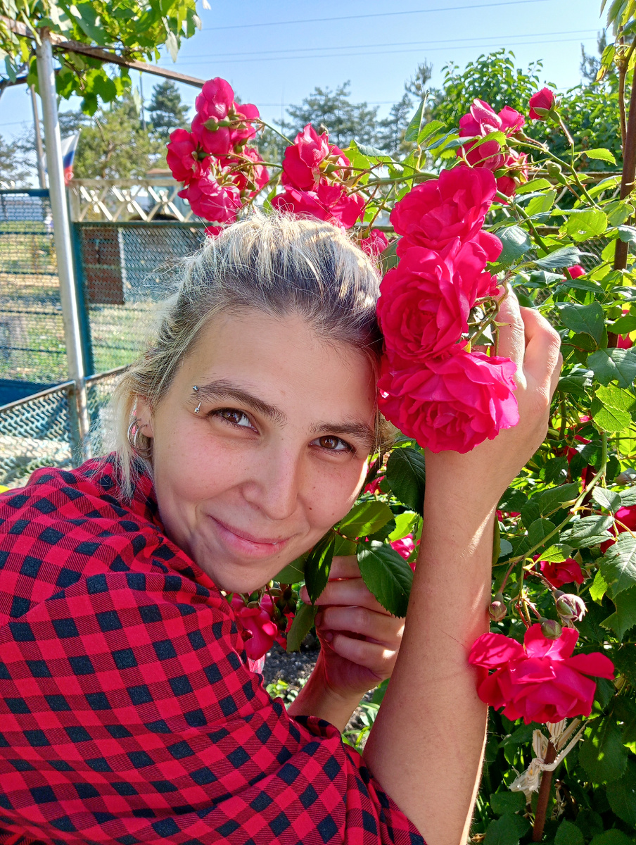 Фото автора летом, опять с отросшими корнями 2024