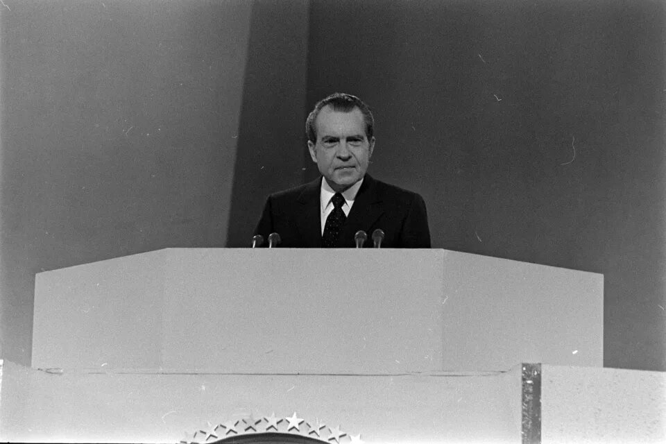 Тогдашний президент Ричард Никсон в заключительный вечер Республиканского национального съезда 1972 года в Майами. (Fairchild Archive/WWD/Penske Media через Getty Images) · WWD через Getty Images