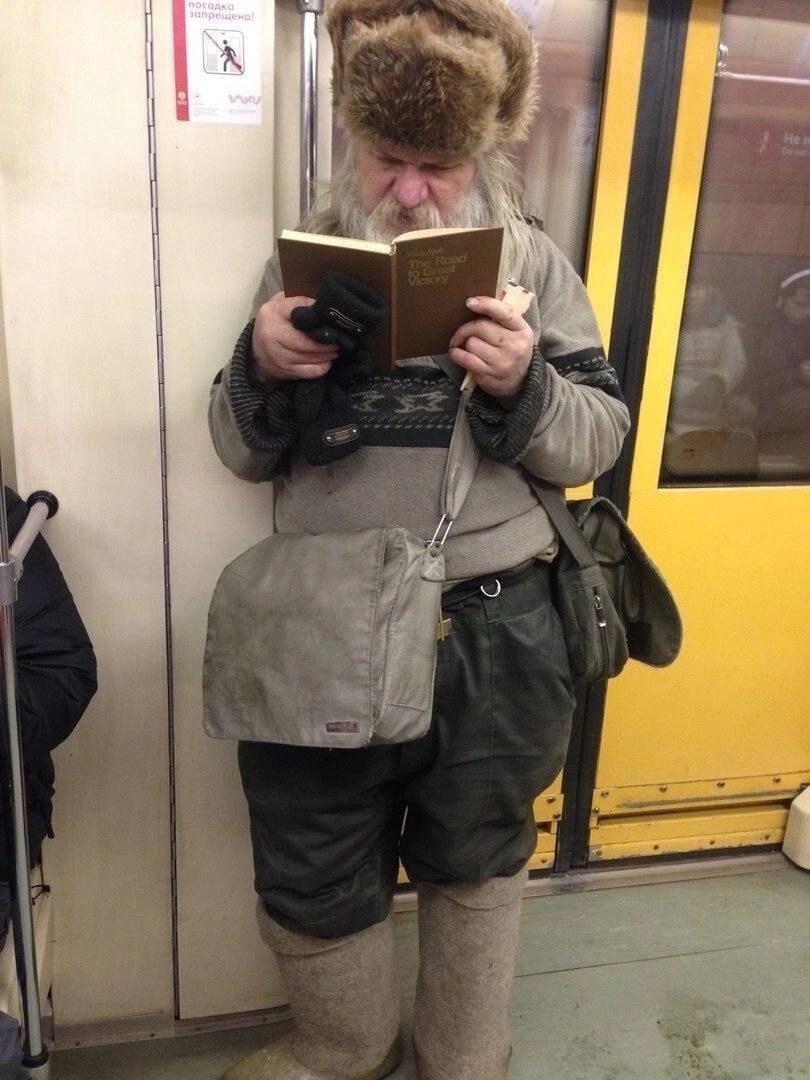 "Медведь в ушанке. Водка. Матрёшка. Балалайка. Играешь на гармошке - собираешь лайки"
