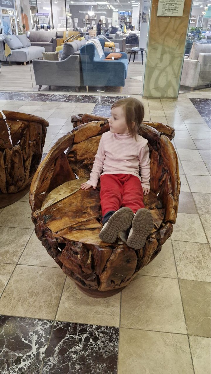 В целом даже в коридорах центра Вика находила развлечения. Фото автора.