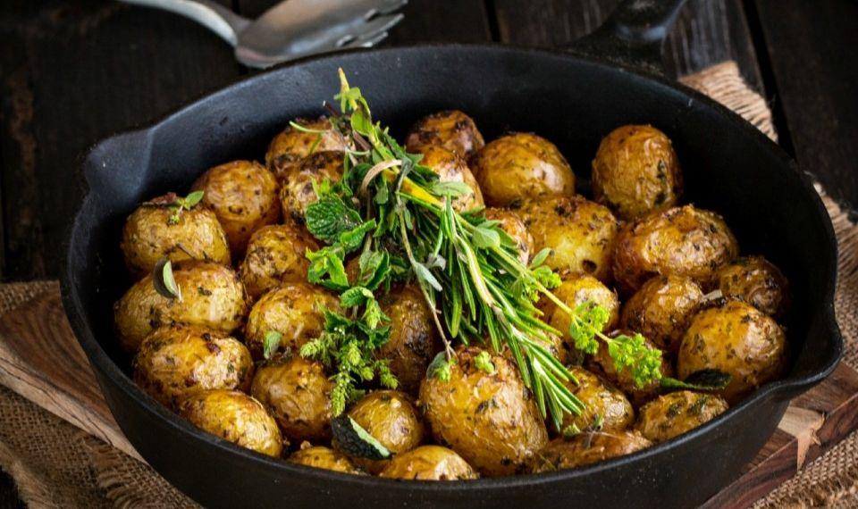 Картофель с травами и чесноком