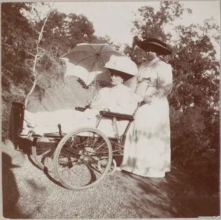 Александра Федоровна с фрейлиной Вырубовой