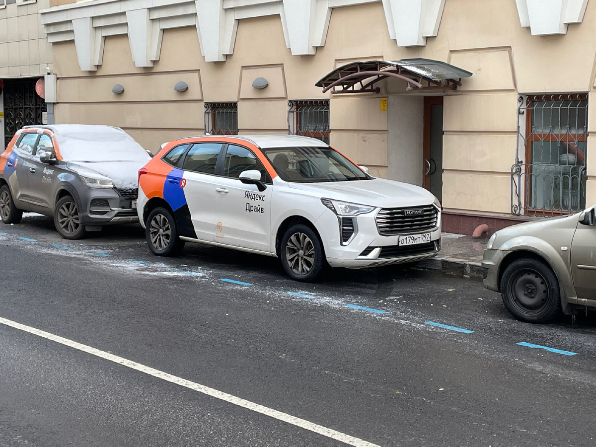 Хромированная решётка радиатора как парадный китель: строго, помпезно и с характером уездного начальника! 