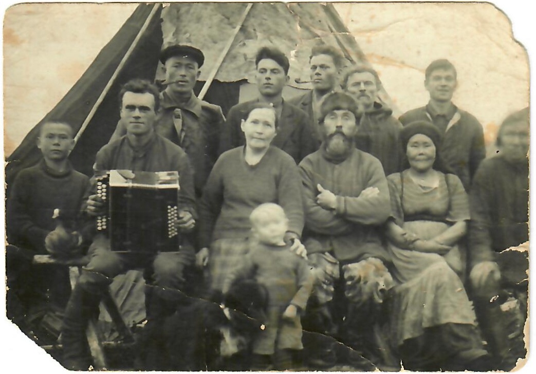 1939 г. Воркутинская тундра, оленеводческий совхоз комбината ВоркутаУголь. Саша Сумароков с дедушкой и бабушкой Хатанзейскими, Александром Федуловичем и Евстолией Степановной (в центре)