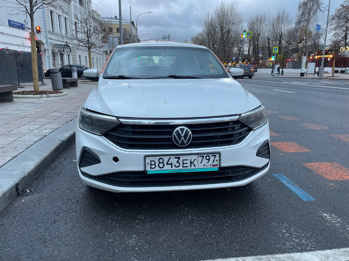 Решетка радиатора улыбается так фальшиво, будто пытается извиниться за базовую комплектацию