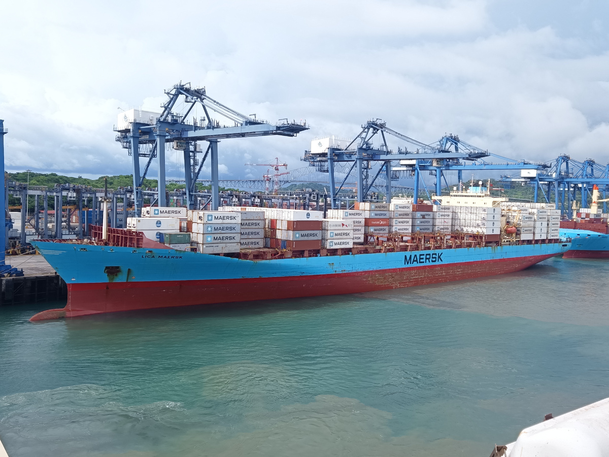 Контейнеровоз в порту Бальбоа