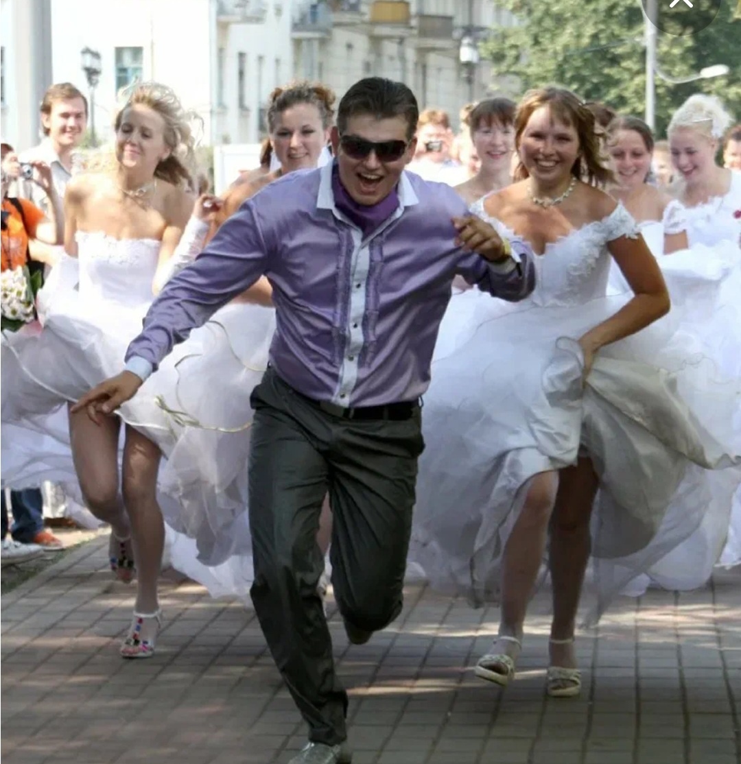 Все мы,девушки,верим во взаимную любовь,мечтаем о семье и детях,особенно в юном возрасте!Я не исключение!Расскажу свою историю.Раннее утро.Бегу к маршрутке!Она битком!Еле-еле втискиваюсь!Мест нет!Ну ладно,как-нибудь доеду!Только так подумала,как вдруг встает парень и уступает мне место!!!Неужели????Рыцарь!!!!Сажусь!Едем,улыбаемся друг другу!Знакомимся!Парень симпатичный!Обмениваемся телефонами!Начинаем встречаться!Любовь-морковь,цветы,подарки,кафе!Все хорошо!!Решаем перейти к более близким отношениям!Переходим!Тоже все супер!Только вот вечером мой кавалер остается максимум до одиннадцати!Я уже подозревать начала,что он женат!!!Спросила напрямую!Оказалось,что нет!!Оказалось,что  это он маму расстраивать не хочет!!Ну,думаю,ладно!!Мама-это святое!!!Если он так о маме переживает,то наверняка и обо мне будет заботиться!!Ну вы же понимаете,что я,как и все девушки,уже мысленно вышла за него замуж,родила детей,мы построили дом и посадили сад!!!Ну,все по классике!!!Но это мысленно!!А мне реально   замуж за него хочется!!!Мы с ним встречаемся уже целый год!!Ну я и решила выбрать подходящий момент и узнать,когда  же он,наконец,познакомит меня с мамой?Спросила!!!Как оказалось,зря!Потому что он промямлил мне что-то непонятное и быстро засобирался домой!Ну нет!!Я просто так не сдамся!!!А в голове разные мысли!Может,во мне что-то не так,раз он не видит меня в роли жены и матери своих детей?Я здесь стараюсь изо всех сил,готовлю к ужину разные разносолы,книги умные читаю,на фитнес хожу,белье красивое покупаю!Только вот предложение руки и сердца  все никак не поступает!!!Ну и решила я  в один из вечеров вернуться к этому разговору.Мартини,роскошный ужин,я при параде!Сидим,ужинаем,улыбаемся!Захмелел мой кавалер!Глазки заблестели!Ну я и спрашиваю:"Дорогой,когда ты меня с мамой познакомишь?"Дорогой задергался,а потом и говорит:"Ты не понравишься маме!"Я ожидала чего угодно,но только не этих слов!!!А он продолжает:"Мама сказала,что жениться надо на серой мышке,желательно,сироте,без квартиры и образования!!!!"Я глаза вытаращила и чуть со стула не упала!!!Ну а его несет дальше:"Мама сказала:женишься на длинноногой красотке с образованием,со своей квартирой-она тебе готовить не будет,будешь на нее тратить все свои  деньги!!А ребенка родит-уйдет к другому ,подаст на алименты,квартиру твою разменяет и с ребенком тебе не даст видеться!"У меня пропал дар речи."А со мной,-спрашиваю,-ты зачем встречаешься,если жениться хочешь на серой мышке?????""Ну это еще когда будет????Я пока жениться не собираюсь!!!А вообще мне красивые девушки нравятся!!Такие,как ты,я еще погулять хочу!,-говорит мой кавалер.У меня не было сил даже на истерику.Я молча встала,подошла к нему и подтолкнула к выходу."Киса,ну ты что????Ты не поняла!!!Я же все равно к тебе приходить буду,когда  женюсь!У нас все будет так,как сейчас!"-бормотал кавалер.Нет!!Не будет!!Не хочу!!Да,я не серая мышь без родни и без образования,как намечтали они со своей мамашей!!!Но я хочу семью!!!И я жалею только об одном:надо было все это мне пораньше узнать!!!А вы как думаете:правильно ли я поступила?Что бы вы сделали на моем месте?