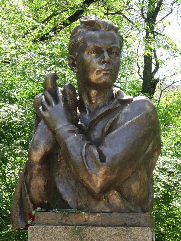 Памятник Вите Черевичкину (скульптор: Николай Ваганович Аведиков)