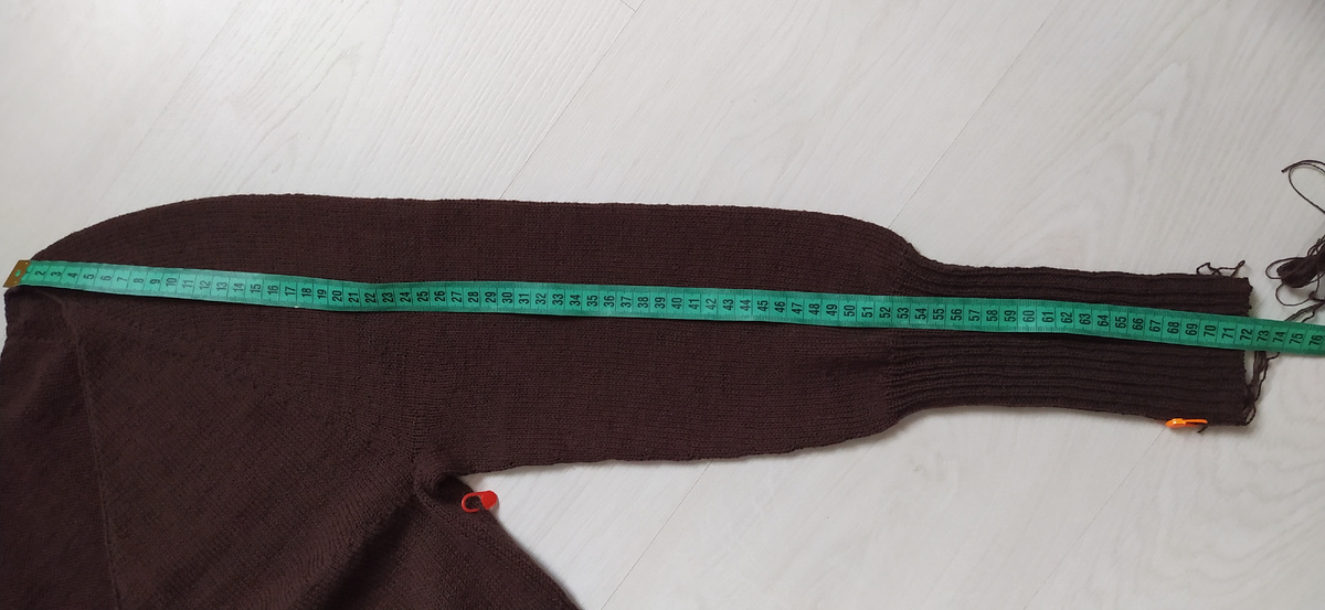 Общая длина рукава от плеча до конца манжет 71.5 см, до манжет - 52 см.