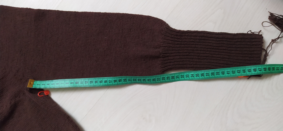 Длина рукава от подреза до конца манжеты - 47 см, до начала манжеты - 27 см.