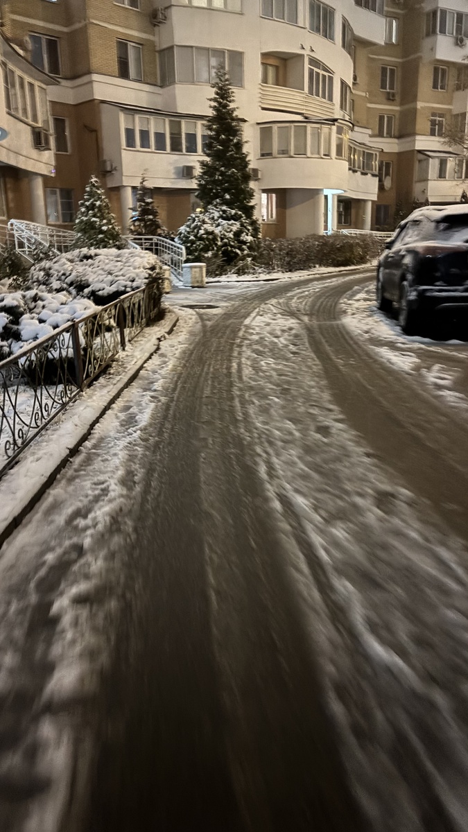 В центре лужи, а дома снег
