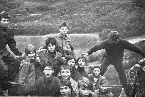 Это фото с похода 1992 года, осенние школьные каникулы. Я наверху в центре)