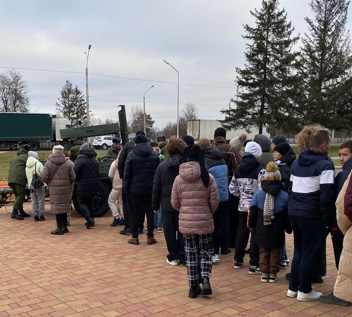    Очередь за солдатской кашей