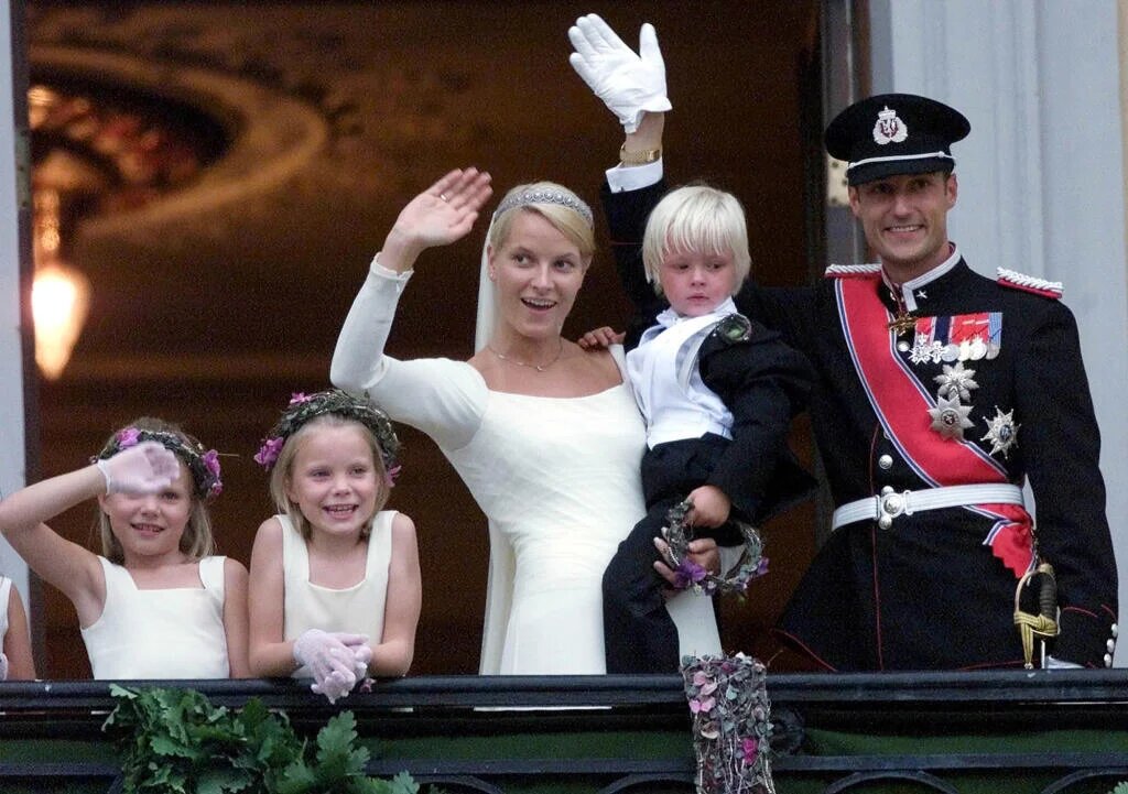 Малыш в день свадьбы матери с кронпринцем Хоконом. Фото из открытых источников