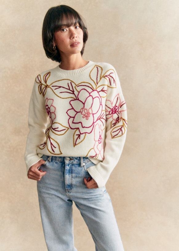 Модель со спущенным рукавом с сайта бренда Sezane