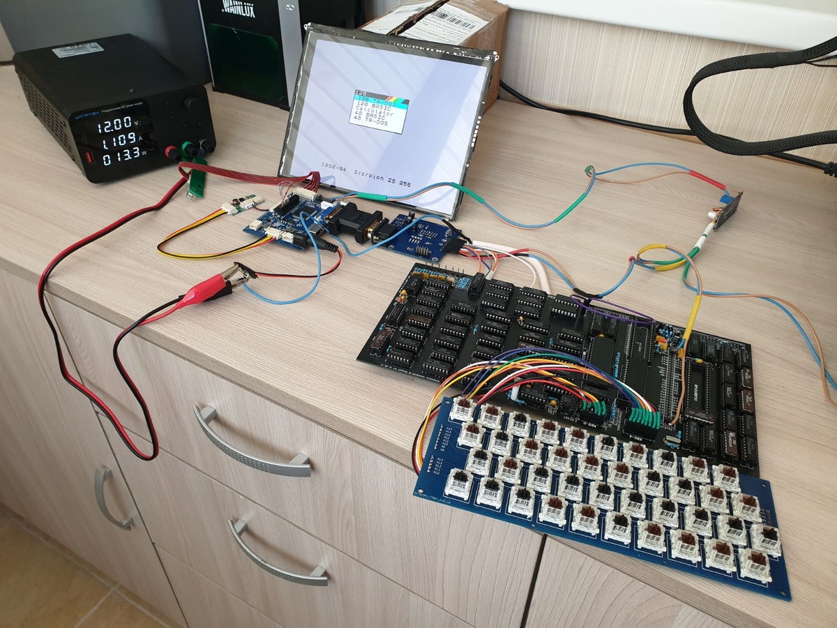 Электронные компоненты компьютера "ZX Spectrum Compact 256 turbo".