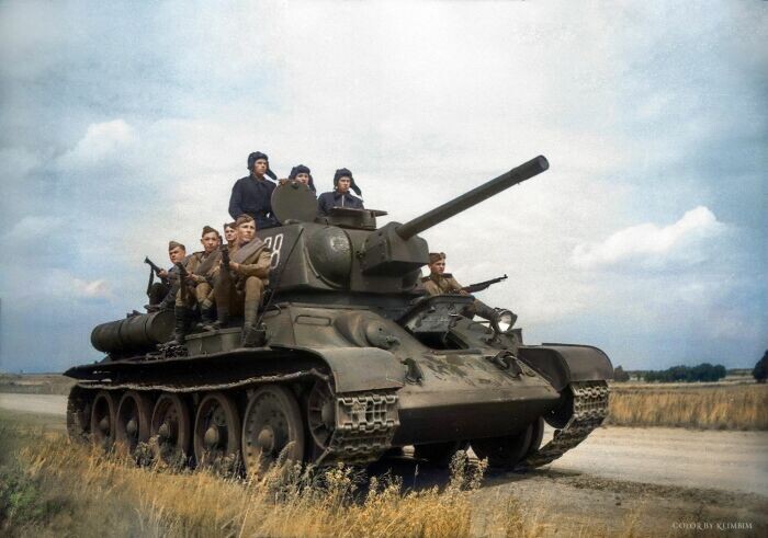 Советские танки обычно красили в защитный темно-зеленый цвет. /Фото: ya.ru.