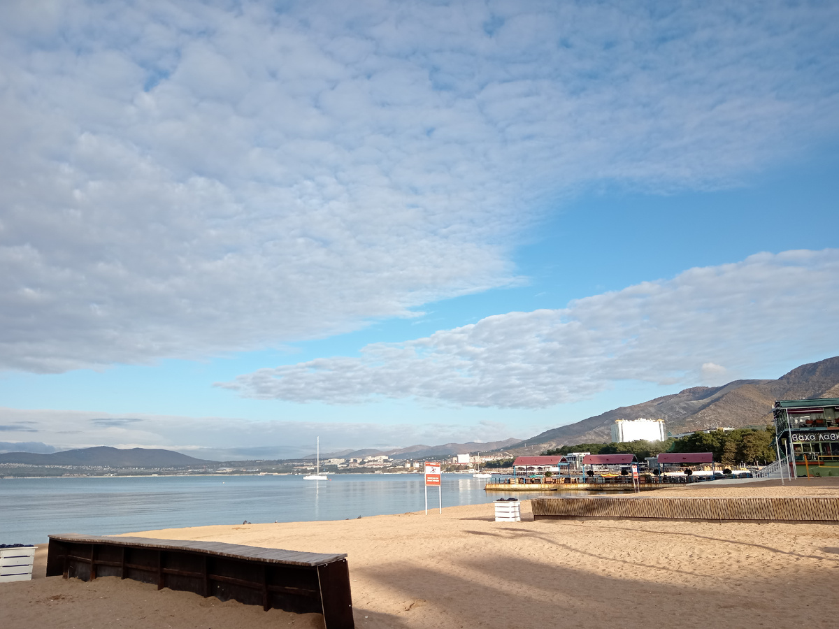 Спортивный пляж, Геленджик, Чёрное море, яхта, горы