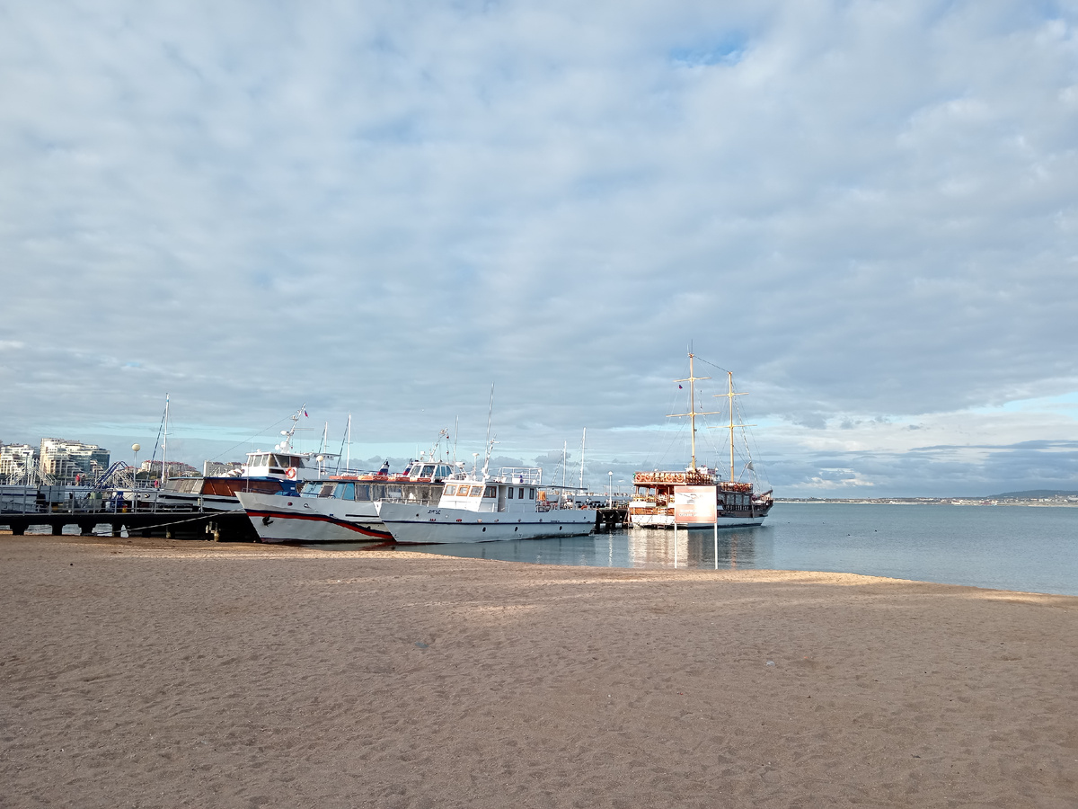 Спортивный пляж, Геленджик, Чёрное море, яхты, катера, морской причал