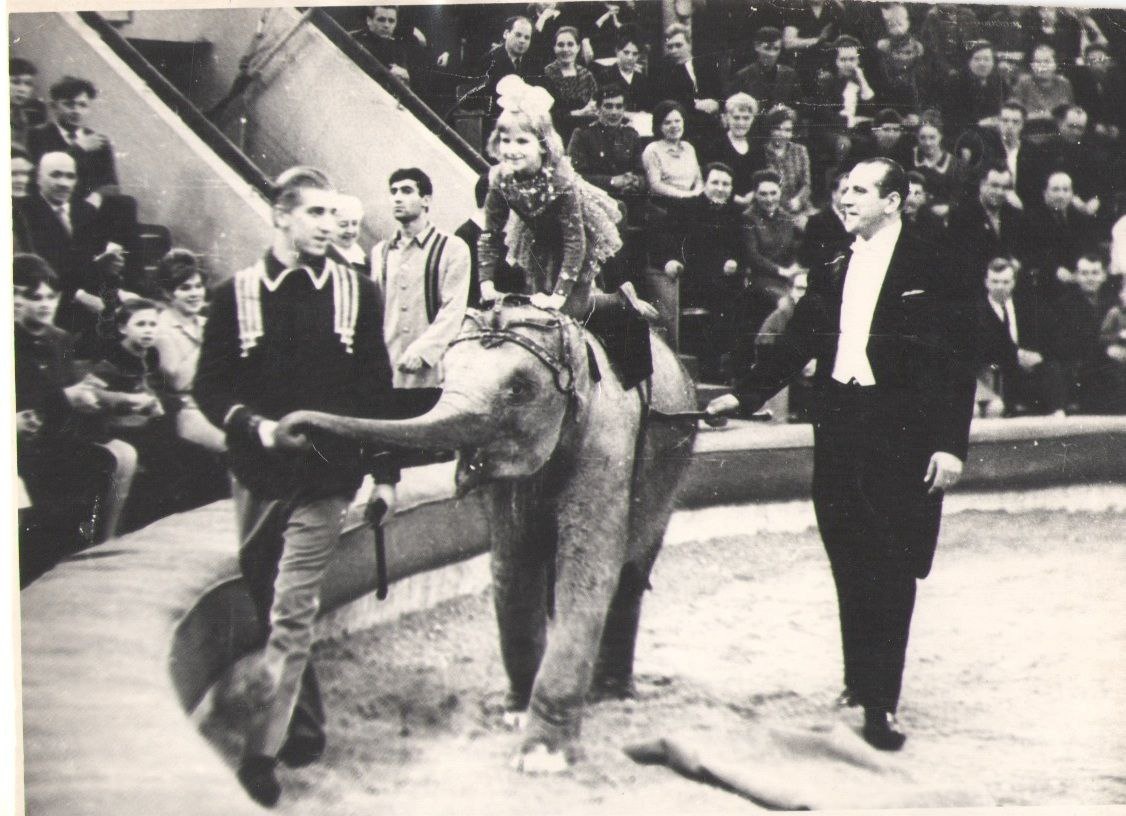 Таисия Корнилова на слоненке Майе, фото отсюда: https://t.me/kornilov_show