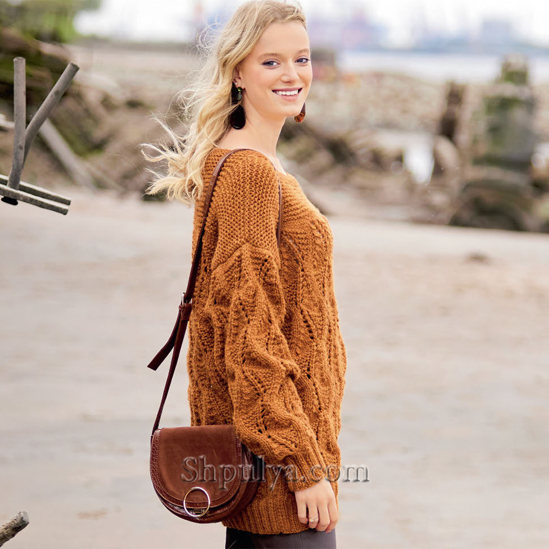 Удлиненный вязаный пуловер с ажурным узором