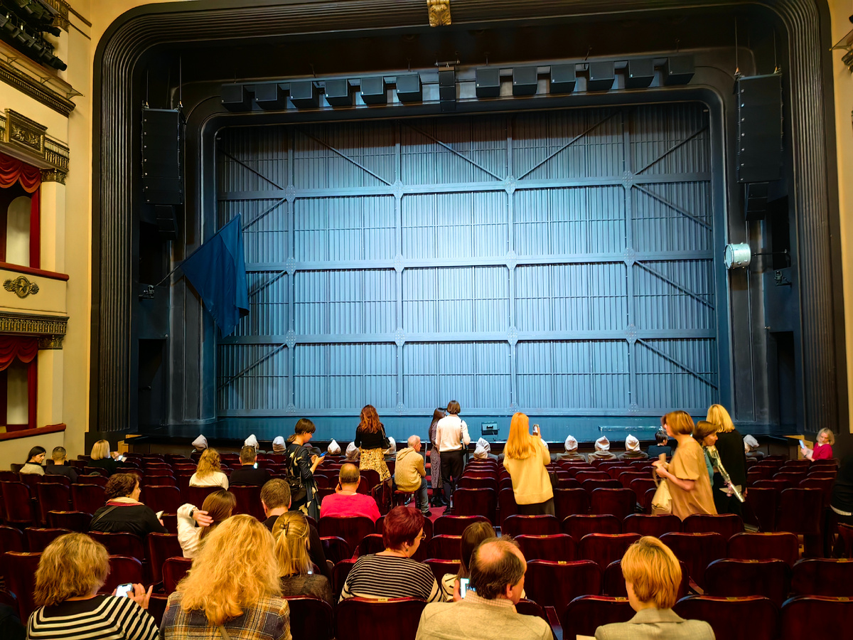 Перед спектаклем. Потом будет аншлаг