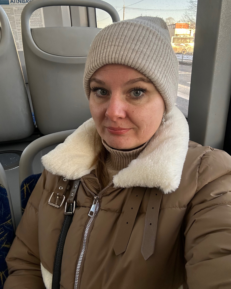 Еду до метро в автобусе. В центр не езжу на машине, тк парковки платные, да и их не так много. А живем мы не далеко от центра.