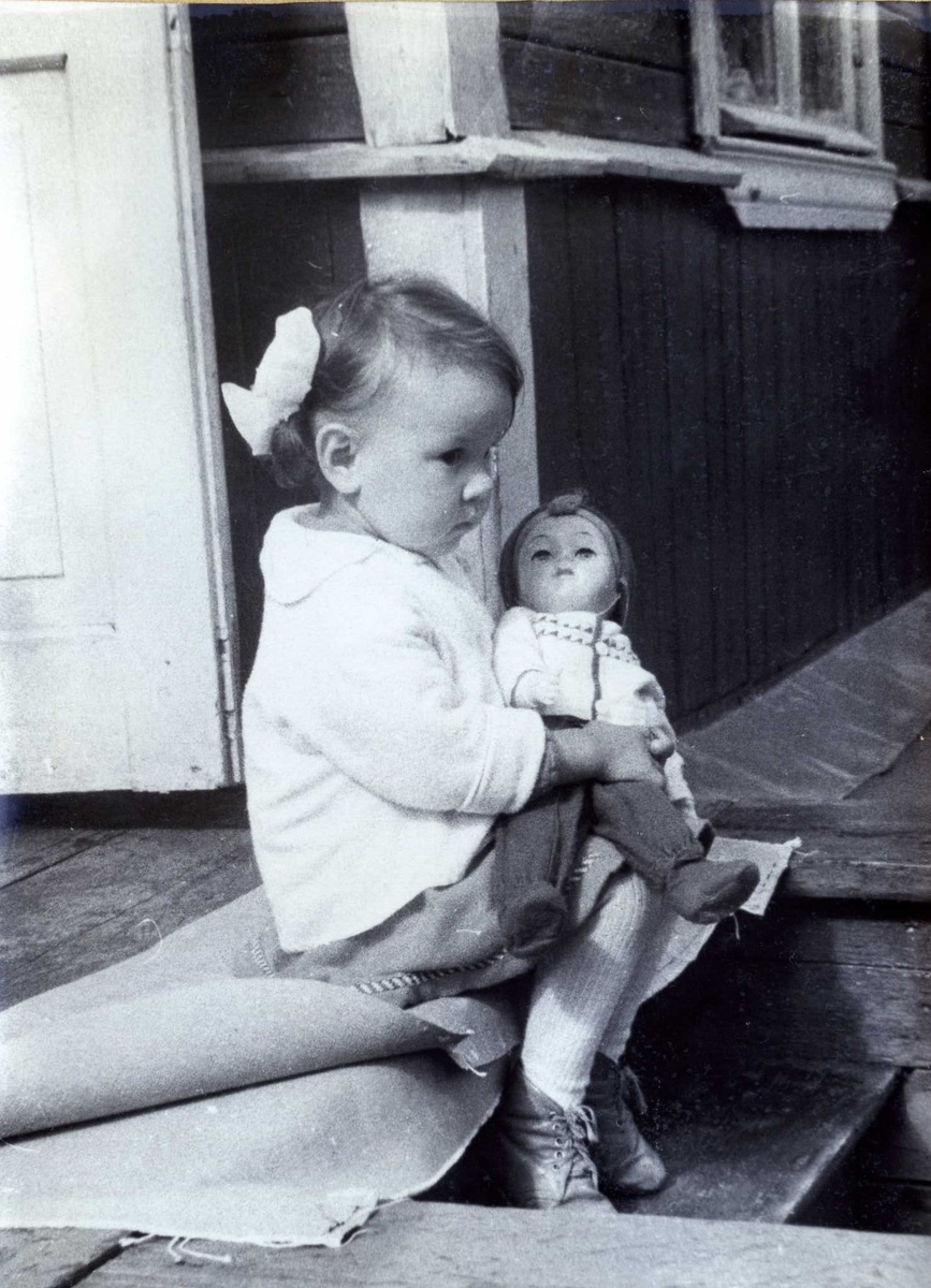 На дачном крылечке. Начало 1960-х.