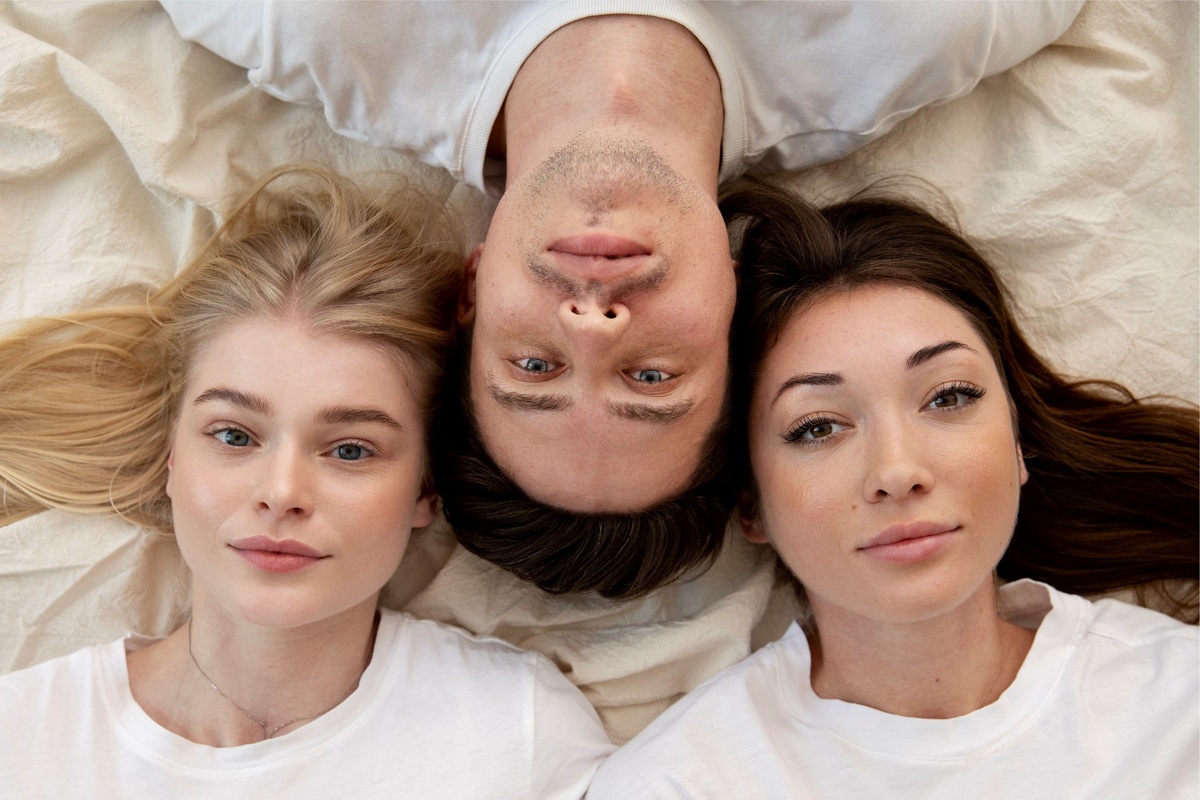 2+1 = любовный треугольник. Как "разрулить" такую ситуацию? Источник фото: freepik.com