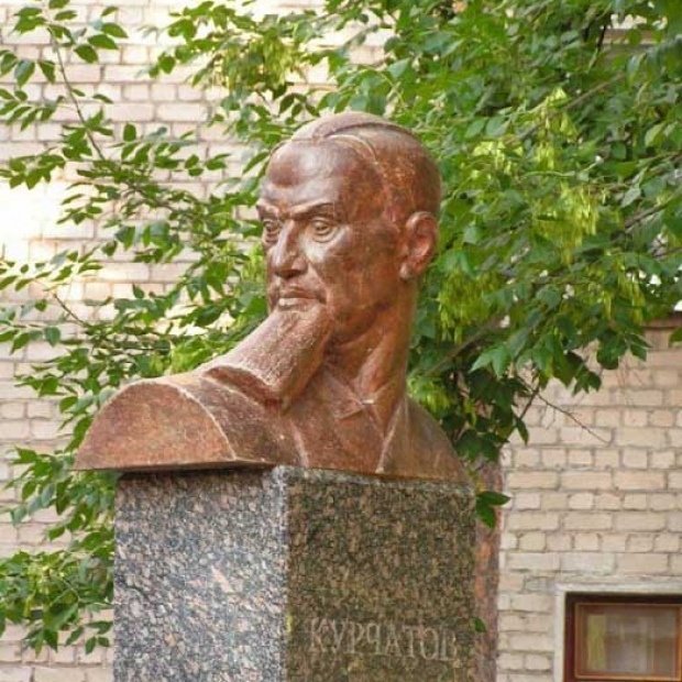 Бюст Курчатова на улице его имени 