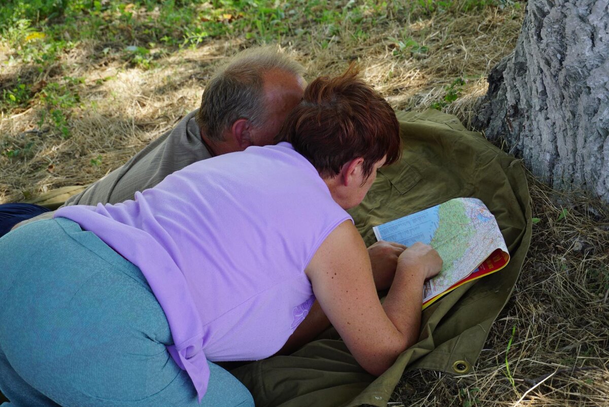 2015 год. На заправке в предгорьях Кавказа куплена и изучается карта Краснодарского края. Навигатора у нас ещё  не было. Штурман выбирает маршрут.