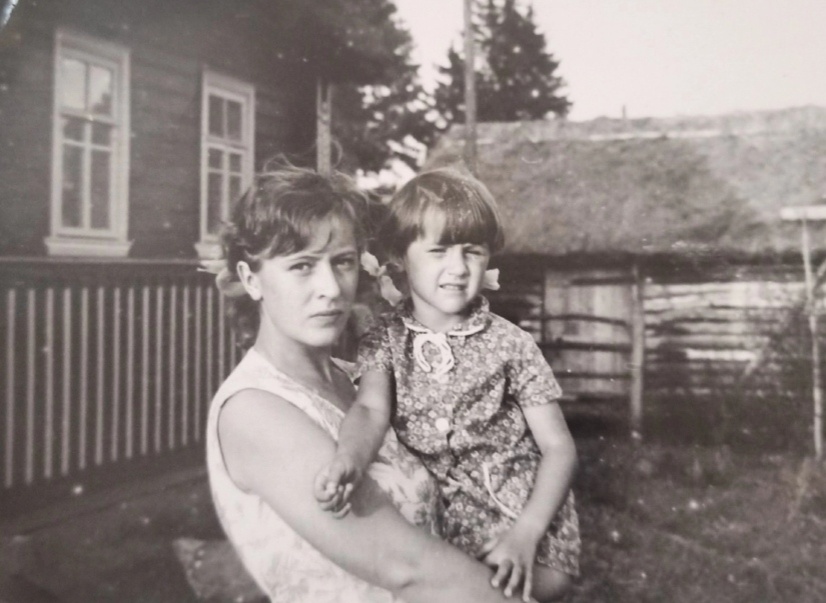 Это я с мамой в деревне. Меня отдали на воспитание  бабушкам и дедушкам в 1,5 года  и лет до 20 я проводила в деревне каждое лето.