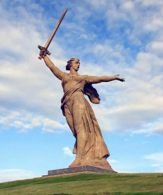 " Как невесту Родину мы любим, бережем как ласковую мать! " - пелось в песне " Широка страна моя родная! " .Мать здесь - Защитница! С мечом в руке. 