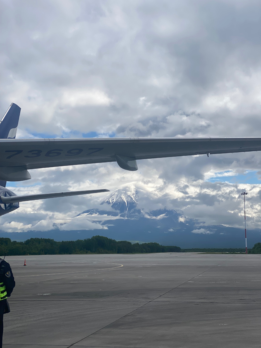 Как только спускаешься с трапа самолета, тебя ждёт завораживающий вид на Корякский вулкан