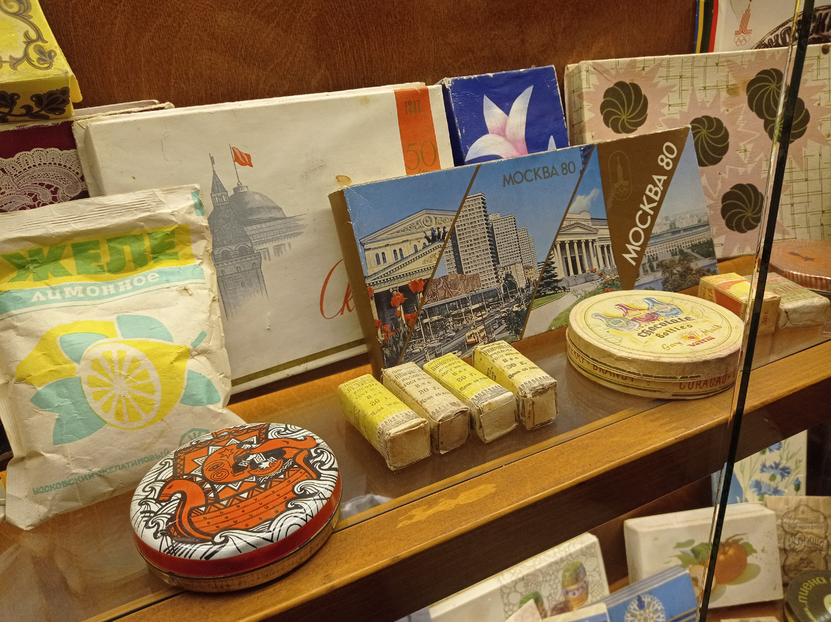 Коробки и другие упаковки от различных советских сладостей. Кафе "Чайник", Киржач. Владимирская область. Фото автора статьи 