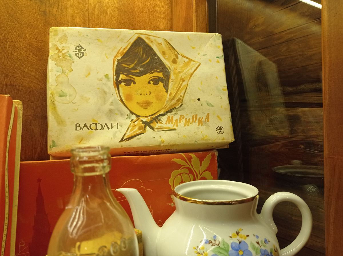 Коробки и другие упаковки от различных советских сладостей. Кафе "Чайник", Киржач. Владимирская область. Фото автора статьи 