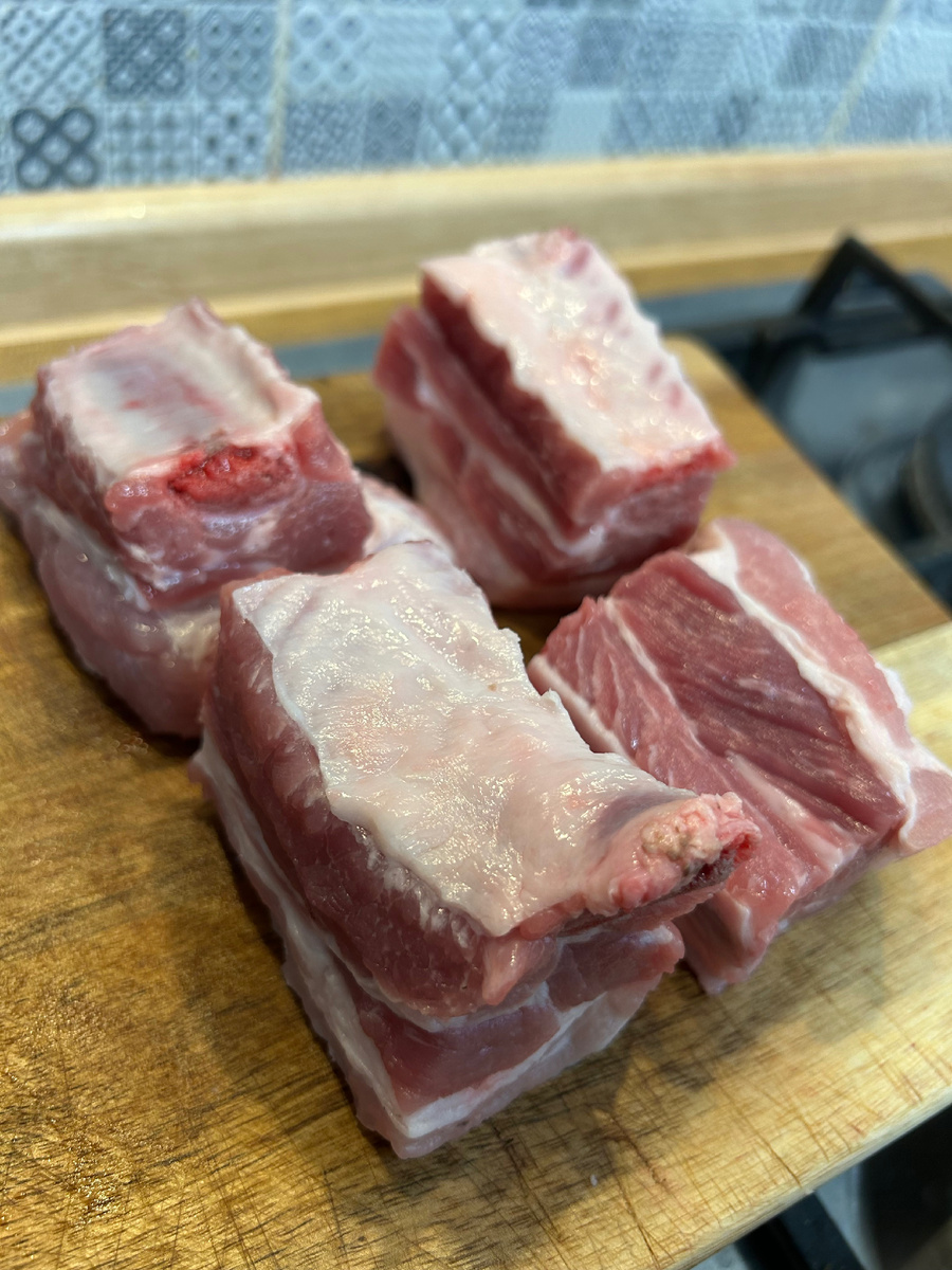 Ребра необходимо хорошо промыть и высушить бумажными полотенцами. Далее разрезаем на части.