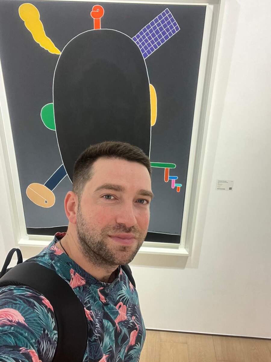 Художник Арсений Власов на выставке в Гонконге