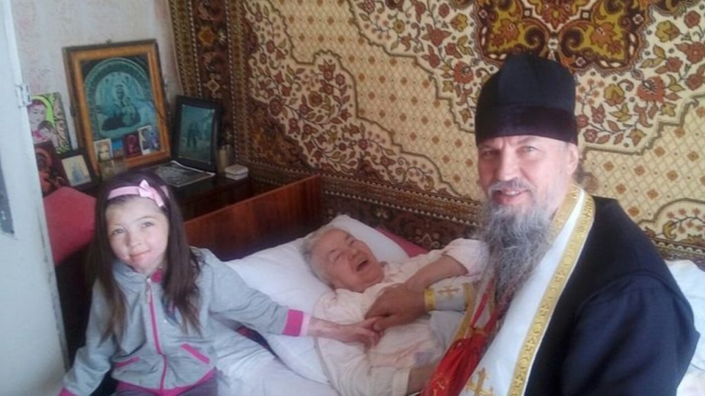 Удочеренная Верочка и отец Владимир рядом со своей мамой Верой за несколько дней до ее преставления ко Господу