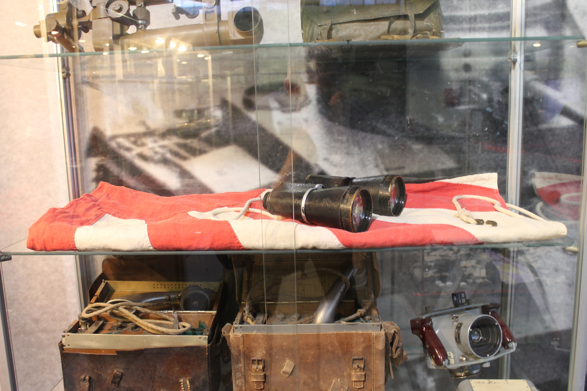 Общий вид полки с биноклем адмирала Ямамото Исороку.